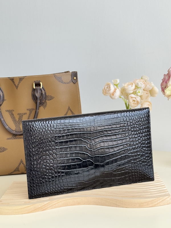 イヴサンローラン財布背面デザイン